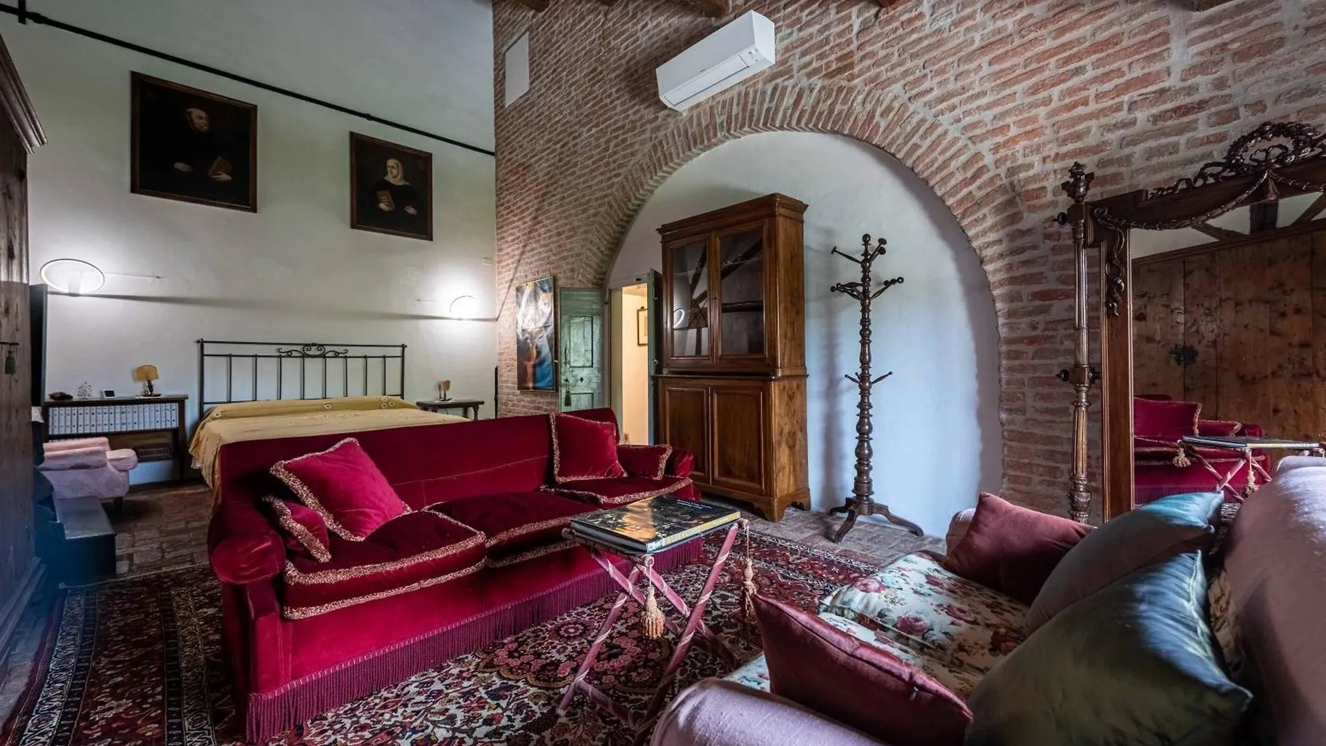 Scuderia Country Mansion 3300Squarefeet Villa Vanzo 0*,