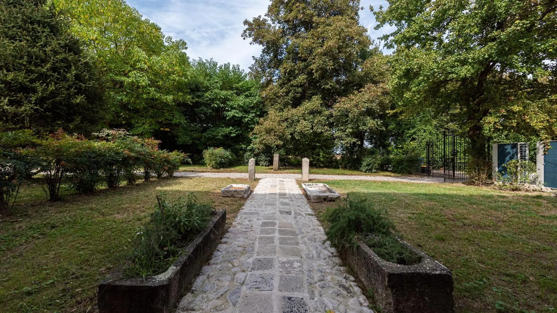 Scuderia Country Mansion 3300Squarefeet Villa Vanzo
